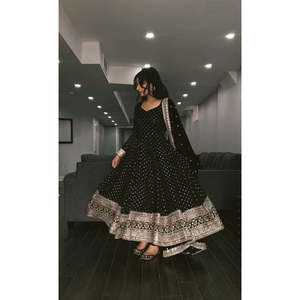 Conjunto de Vestido de Fiesta para Mujer de Diseñador con Falda y Dupatta, Conjuntos Elegantes para Mujer - Product Image 3