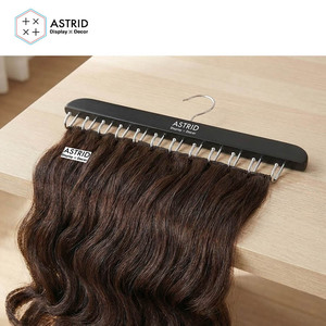 Astrid 36,5 CM 14 crochets en bois avec logo personnalisé, cintre gain de place pour perruques et extensions capillaires pour salon - Product Image 2