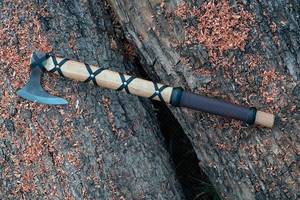 Hacha de Acero con Alto Contenido de Carbono Forjada a Mano con Mango de Madera y Envoltura de Cuero para Cortar Leña, Garantía de 3 Años - Product Image 5