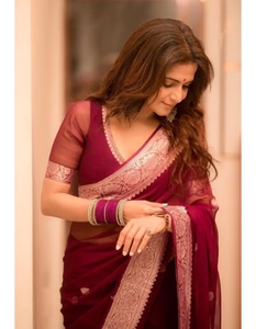 Sari Tradicional de Fiesta para Mujer KV Borgoña con Borde de Seda Zari y Poliéster, con Relieve, Antiarrugas, de Secado Rápido, Reversible, para Otoño - Product Image 1