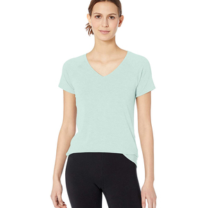 Camisetas de cuello en V para mujer, estilo casual moderno para el día a día, diseñadas para conjuntos elegantes, movimiento cómodo y un look moderno y duradero. - Product Image 4