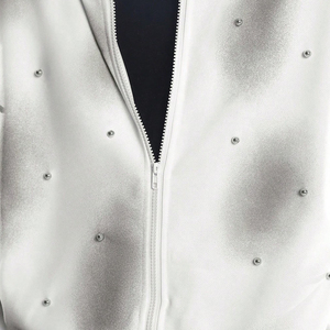 Sudadera con capucha para hombre al por mayor con cremallera completa, diseño degradado pulverizado, tachuelas metálicas y detalles de perlas, forro polar - Product Image 5