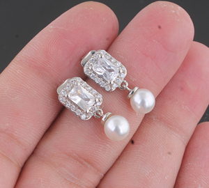 Pendientes de Lujo de Nácar Natural con Detalles de Circonita Cúbica, Pendientes Colgantes Plateados con Circonita Cúbica Brillante, a la Moda - Product Image 2