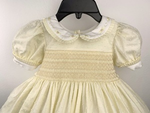 Vestido de Niña con Bordado Smocked, Color Crema, Algodón Transpirable, Vestidos de Princesa, Bordado a Mano, Tela con Estampado Personalizado, Fabricante de Vietnam - Product Image 3