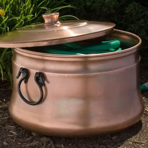 Soporte clásico para manguera de jardín de cobre pulido con tapa y anillos laterales, elegante contenedor de almacenamiento para tuberías de agua en exteriores. - Product Image 1