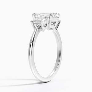 แหวน BOJ รุ่น 066 ทรง Emerald Cut เงินแท้ 925 ประดับเพชรทรง Trapezoid สามเม็ด น้ำหนัก 2 กะรัต สี D ความสะอาด VVS1 มอยส์ซาไนต์ รับรองโดย GRA ลดราคา - Product Image 2