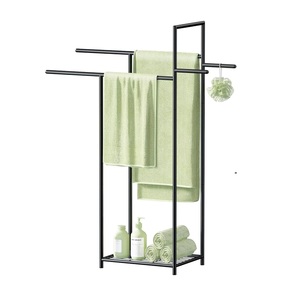 Toallero metálico rústico estilo granja para colocar en el suelo del baño con base ancha, estructura resistente y diseño de múltiples barras. - Product Image 1