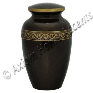 Urne de crémation en laiton magnifiquement conçue avec un artisanat artisanal et une finition élégante par Axiom Home Accents - Product Image 4