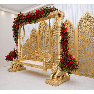 การตกแต่งงานกลางคืนแบบสีสันสดใส ชิงช้าทองคำแบบมหาราชาจากสหราชอาณาจักร ที่นั่งจูลาที่สวยงามที่สุดสำหรับพิธีฮัลดีบนเวทีกลางแจ้ง ชิงช้าสำหรับเวทีงานสันกีต - Product Image 1