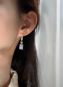 Pendientes de Lujo con Diamantes Cultivados en Laboratorio de Corte Radiante en Oro Blanco con Detalles de Barra de Diamantes Pavé, Conexión Redonda Brillante - Product Image 3