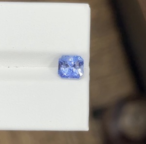 Saphir bleu naturel non chauffé 1,56 carats 5,5x6mm taille Asscher, pierre précieuse brute premium non traitée avec jeu de couleurs pour joaillerie fine - Product Image 1