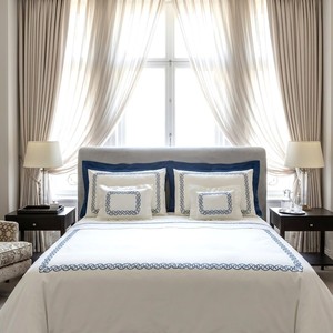 Parure de lit élégante brodée avec bordure à motifs, en satin de coton blanc de qualité supérieure, style hôtel de luxe, lavable en machine, pour la maison - Product Image 1