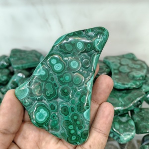 Tranche de cristal de malachite naturelle polie, dalle de pierre verte irrégulière, gemme décorative pour la maison, la méditation et la collection - Product Image 4