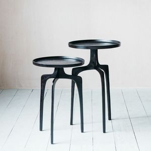 Elegante mesa auxiliar alta de metal con estructura delgada y base resistente para usar como soporte de lámpara en el dormitorio. - Product Image 3