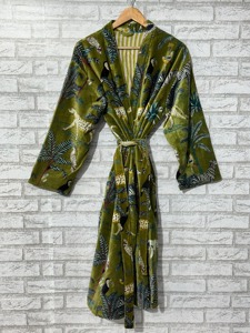 Bata Kimono de Terciopelo de Algodón Hecha a Mano: Bata Nupcial con Estampado de Tigre - Product Image 3