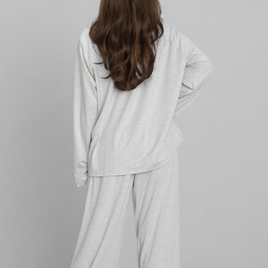 Ensemble de pyjama en soie tricotée 100 % pour femme, sans manches, couleur unie, col rond, short, doux, respirant, décontracté, avec logo frontal, collection automne - Product Image 2