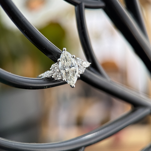 Bague de fiançailles pour femme en or blanc 14 carats plaqué rhodium, diamant taille marquise 1,50 carat certifié IGI, pierres latérales, design floral - Product Image 4