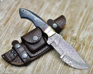 Nouveau Couteau Tracker en Acier Damas Fait Main Personnalisé avec Fourreau en Os - Lame de 6 pouces Ambidextre Multi-Usages pour la Chasse et la Survie - Product Image 2