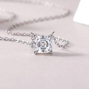 Collier pendentif solitaire élégant en or blanc avec diamant taille princesse – Bijou minimaliste en diamant carré pour femme - Product Image 2