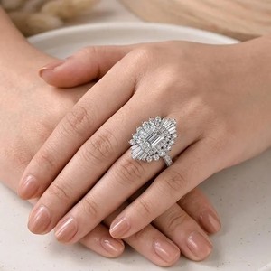 Bague en or massif 10K 14K 18K avec diamant de laboratoire émeraude couleur DEF clarté VS VVS, certifiée IGI, design flocon de neige, halo et grappe, vente en gros - Product Image 5