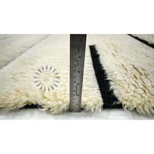 ชุดพรมขนสัตว์แบบแอบสแตรกต์สไตล์โมร็อกโกทันสมัยขนาด42 "สีดำงาช้างสำหรับพื้นที่อยู่อาศัยและห้องนอน - Product Image 1