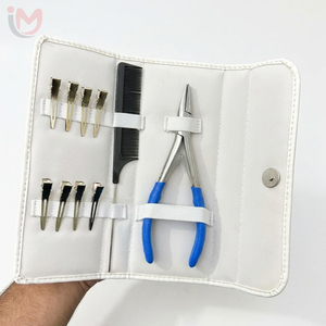 Kit d'outils pour extensions de cheveux, pinces en acier inoxydable, pinces à cheveux pour le sectionnement, peigne à queue de rat, ensemble dans une pochette en cuir blanc - Product Image 1