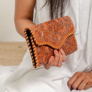 Nueva Llegada, Hermosas y Atractivas Carteras Largas Bifold de Cuero 100% Genuino con Diseño Floral Tallado a Mano - Product Image 2