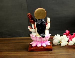 Statue de Saraswati multicolore en résine artisanale Nirmala pour la décoration de la maison, déesse indienne Maa Puja, culture indienne faite à la main - Product Image 4