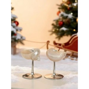 Copa de vino llamativa con forma de concha marina y base metálica, ideal para eventos y decoración con temática playera. - Product Image 4