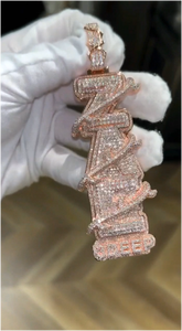 จี้เพชรแบบ Iced Out สั่งทำได้ตามต้องการ ตัวอักษรตามสั่ง เงินแท้ 925 ประดับเพชร VVS มอยส์ซาไนต์ สไตล์ฮิปฮอป จี้แบบ Iced Out แนวตั้ง - Product Image 3