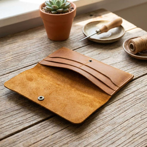 Portefeuille de luxe en cuir avec plusieurs compartiments, fermeture éclair durable, finition premium, pour le rangement de l'argent et la gestion budgétaire, en vente - Product Image 3