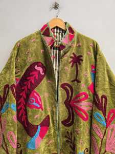 เสื้อแจ็คเก็ตโบโฮผ้ากำมะหยี่สีเขียวมะกอกทำมือ Perfect Lover สำหรับผู้หญิง ตกแต่งลายดอกไม้ปักแบบ Suzani  บุด้วยผ้าฝ้าย เหมาะสำหรับงานเทศกาล - Product Image 4