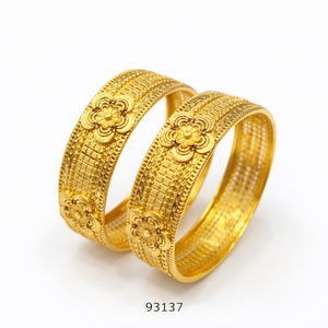 เครื่องประดับหรูหรา MOLL JEWELLERS กำไลข้อมือผู้หญิงชุบทอง 24K ประดับเพชรซิร์คอน ดีไซน์ดอกไม้ทันสมัย แบบกว้าง ลวดลายฉลุละเอียดอ่อน - Product Image 4