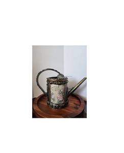 Bidon d'eau galvanisé décoré en émail avec de fins détails floraux pour les maisons d'inspiration antique et les amateurs de jardinage - Product Image 3