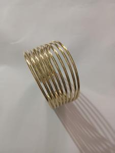 Breites modernistisches Armband aus Golddraht mit brillantem Hochglanz-Goldfinish, dieses breite Armband besteht aus mehreren dünnen, parallelen Elementen. - Product Image 1