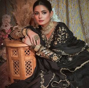 Vestido de Novia Tradicional Indio-Pakistaní de Seda Negra Bordada, Largo hasta el Suelo, Corte Regular, con Detalles en Dorado - Product Image 4