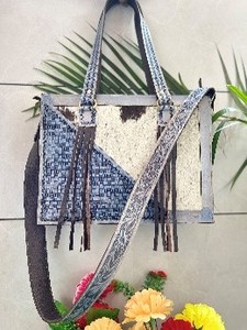 Bolso Tote de Cuero Genuino con Pelo, Estiloso y Tallado a Mano, Multiusos para Mujer - Product Image 1
