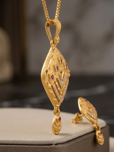 Ensemble de pendentifs traditionnels élégants plaqués or avec boucles d'oreilles assorties |   Ensemble de bijoux ethniques de créateur pour femmes - Product Image 2