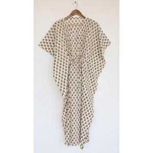 Vestido Kaftan Blanco con Estampado Floral Amarillo Estilo Bohemio, Cuello en V, Corte Holgado para Mujer, Vestido Maxi Cruzado de Algodón con Lazos - Product Image 1