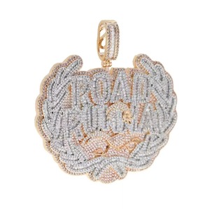 Colgante con Temática de Carretera con Incrustaciones de Cristales de Imitación y Moissanita + Aleación de Plata 925, Amuleto Unisex Estilo Hip Hop, Regalo - Product Image 1