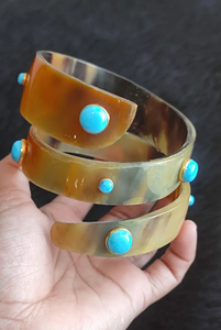 Brazalete Ecológico Hecho a Mano con Cuerno de Búfalo en Espiral, Turquesa y Piedras de Ojo de Tigre para Bodas, Perfecto para Empresas - Product Image 6