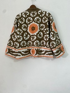 Chaqueta bordada Suzani de algodón azul hecha a mano con motivos en blanco y negro y flores negras, estilo bohemio chic para mujer. - Product Image 2