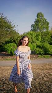 Robe d'été en coton faite à la main, motif floral Lapis Bloom, impression par bloc, service de design, vêtement de haute qualité, robe longue maxi pour femmes - Product Image 2