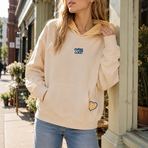 Sweat à capuche en coton personnalisé pour femme avec capuche doublée en gingham contrastant, patch cœur brodé, logo personnalisé, coupe oversize décontractée - Product Image 1
