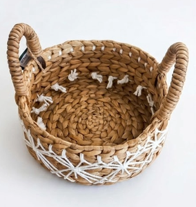 Cesta de Almacenamiento AKSARA Hecha a Mano con Jacinto de Agua, con Asas, Organizador Natural Tejido, Cesta Decorativa para el Hogar, Ecológica - Product Image 1