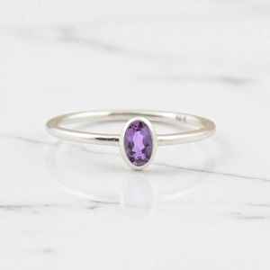 Anillo solitario de amatista púrpura, delicado anillo de boda con gema púrpura de corte ovalado, joyería de piedra de nacimiento para mujer - Product Image 1