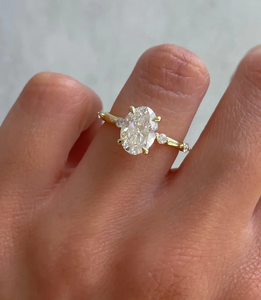 Anillo de Compromiso de Oro de 14K con Corte Ovalado, Anillo de Solitario para Mujer, Joyería Clásica de Novia, Piedra Certificada IGI, Anillo con Diamantes Laterales - Product Image 3