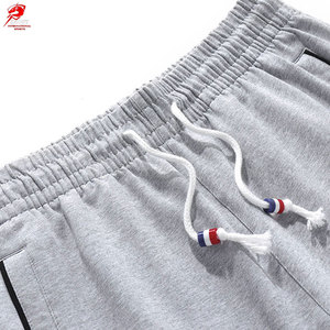 Pantalones cortos casuales de algodón cómodos para hombre, diseñados para días cálidos y actividades diarias, con tela suave y corte relajado. - Product Image 3