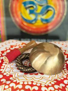 Bol sonore artisanal en laiton massif avec marteau en bois et coussin – Instrument de relaxation pour la méditation, la guérison des chakras et la thérapie sonore du yoga - Product Image 3