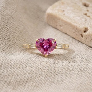 Anillo Solitario de Zafiro Rosa con Corte Corazón, Banda de Piedras Preciosas en Color Dorado, Joyería para Compromiso y Boda - Product Image 3